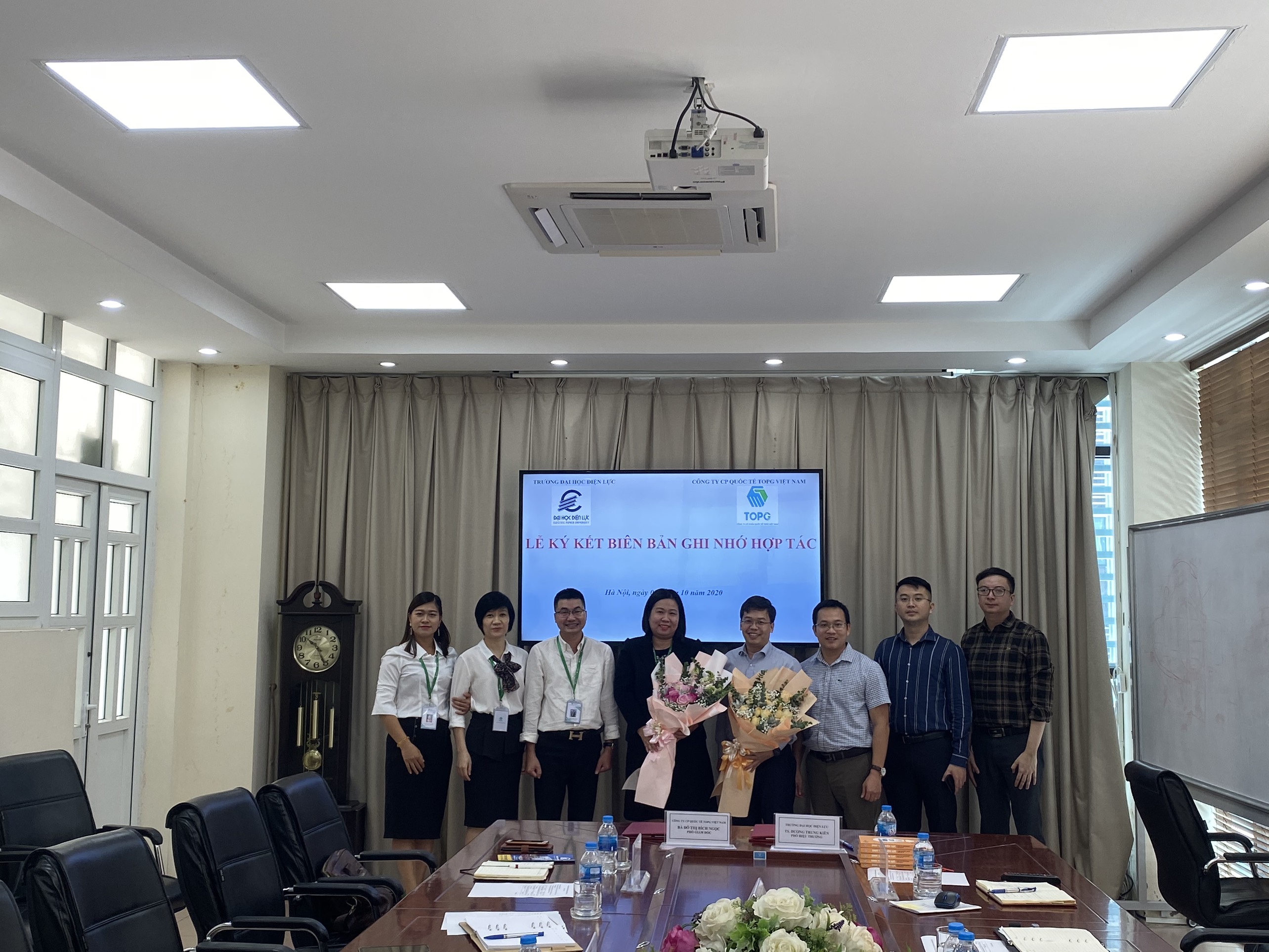 Buổi lễ ký kết hợp tác giữa Công ty CP Quốc tế TopG Việt Nam và Trường ĐH Điện Lực Buổi lễ ký kết hợp tác giữa Công ty CP Quốc tế TopG Việt Nam và Trường ĐH Điện Lực